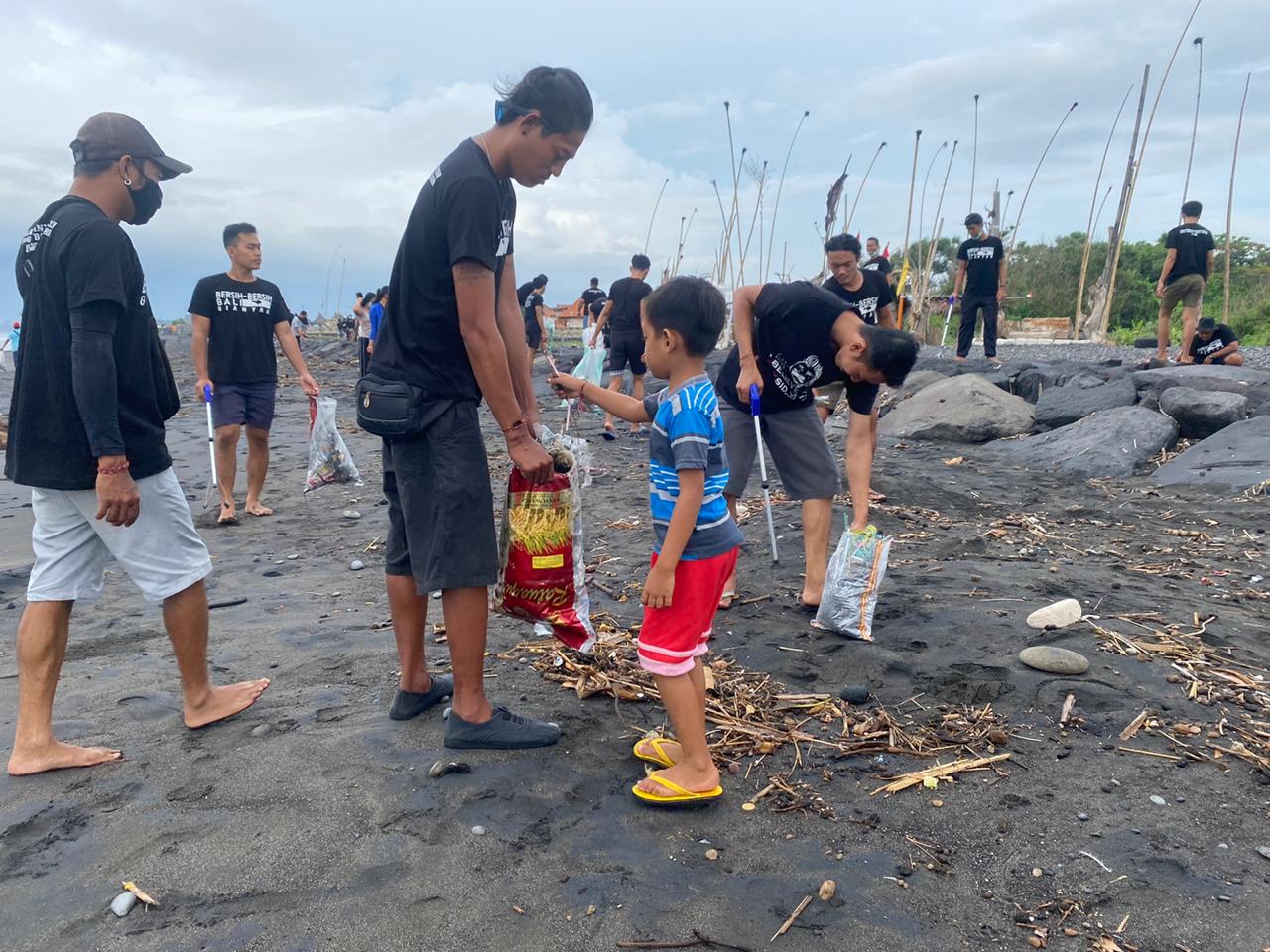 Collaborative Coastal Clean-up in Beach and Estuary